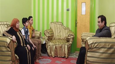 فيديو| جورج قرداحي يُسلم «الحاجة عايدة» جائزة برنامج أسم من مصر 