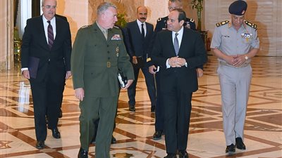 الرئيس السيسى يهنئ «ماكينزي» على منصبه الجديد كقائد المركزية 