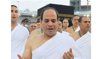 دعاء السيسي وظهره للكعبة «حديث السوشيال» ورجال الدين ينهون الجدل