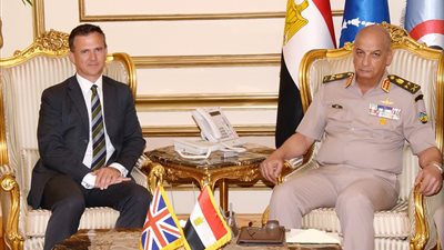 وزير الدفاع يناقش سبل التعاون العسكري بين مصر وبريطانيا مع مارك لانكستر
