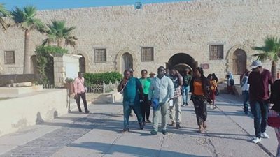 جولة تفقدية لطلاب «منحة ناصر للقيادة الأفريقية» برأس التين