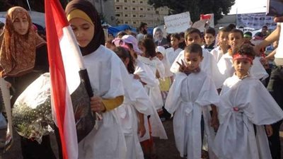 حتى لا ننسى.. مشهد استخدام الجماعة الإرهابية الاطفال في مسيرات بالاكفان