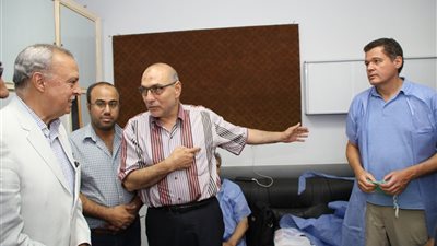 محافظ قنا ورئيس الجامعة يتابعان اعمال وفد طبي في جراحات قلب الأطفال