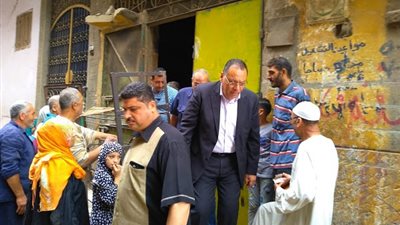 صور| محافظ الشرقية يفاجيء مخابز مدينة مشتول السوق