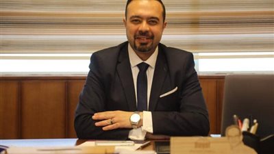 تكريم طبيب مصري ضمن أفضل أطباء الحقن المجهري في العالم