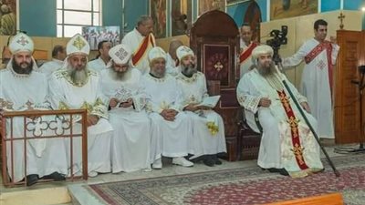 صور| أسقف أسيوط يرقي ثلاثة كهنة إلى رتبة القمصية 