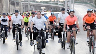 السيسي يشارك طلبة الكلية الحربية في نشاطهم الرياضي 