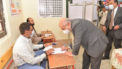 رئيس جامعة أسيوط ونوابه يدلون بأصواتهم فى جولة الإعادة بمجلس النواب 2020