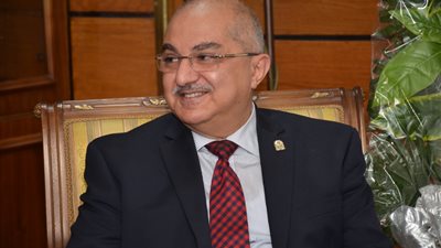 رئيس جامعة أسيوط يقلل العمالة بنسب حضور تصل لـ10% ببعض الإدارات منعا لتفشي كورونا