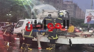 رجال الشرطة يواصلون جهودهم فى مساعدة المواطنين لمواجهة موجة الطقس السيئ 