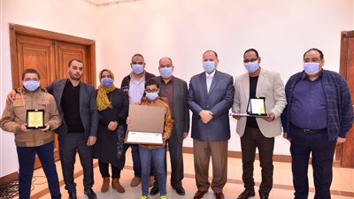 محافظ أسيوط يكرم الشاعرين سيد عبد الرازق ومحمود فرغلى لفوزهما بجائزتين دوليتين