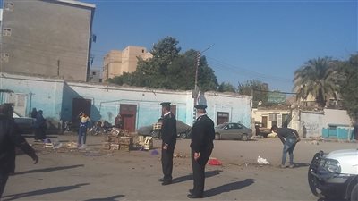 حملة مكبرة لإزالة اشغالات الباعة الجائلين بمناطق الوليدية والخزان والمشتل بحي شرق أسيوط