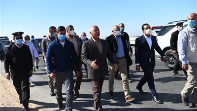 وزير النقل ونائب محافظ قنا يتفقدا تطوير المرحلة الأولي من الطريق الصحراوي الشرقي