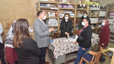 محافظ أسيوط يتفقد مخزن الأدوية الرئيسي بحي شرق لمتابعة سير العمل 