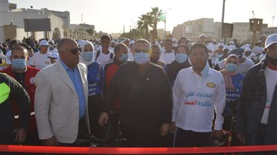 بالصور.. محافظ البحر الأحمر يشارك في ماراثون جري ودراجات