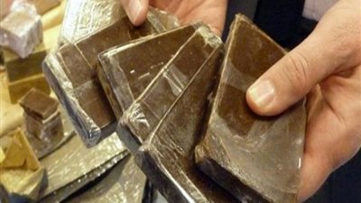 ضبط 481 فرش حشيش خلال تصادم سيارتين بالطريق الدائرى في الغردقة