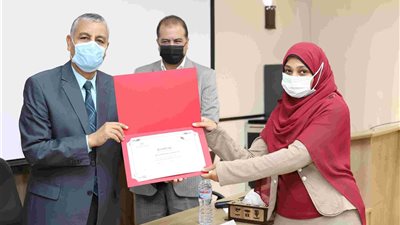 رئيس جامعة جنوب الوادى يشهد توزيع شهادات دورة TOT بمعهد تكنولوجيا المعلومات