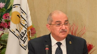 رئيس جامعة أسيوط يجدد ثقته في ثلاث وكلاء بكليتي الطفولة المبكرة والصيدلة