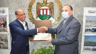 محافظ أسيوط يكرم المخرج المسرحى 
