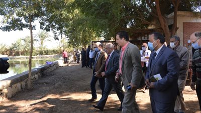 رئيس جامعة أسيوط ونائبه يتفقدان بركة الأسماك البحثية بالغريب