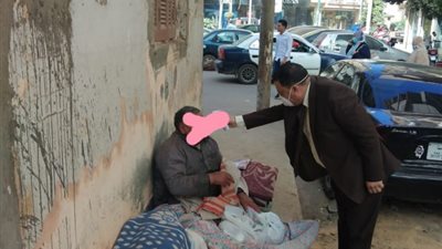 يتقاضى معاشا أكثر من ٦ آلاف جنيه.. مسن يفترش الرصيف بأحد شوارع طنطا