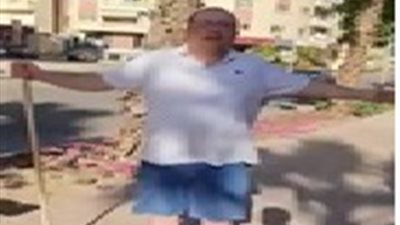 شاهد.. حبا في مصر.. سائحون ينظفون شوارع الغردقة 