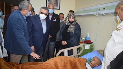 محافظ البحر الأحمر يطمئن علي الحالة الصحية لطالب تعرض لحادث سير بالغردقة