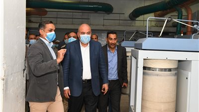 الداودي يتفقد مصنع الغزل والنسيج بقنا