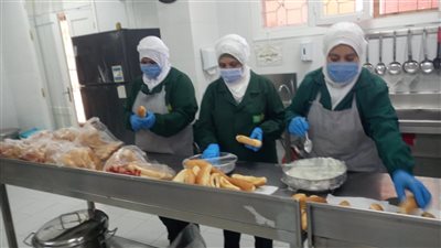 رئيس مدينة سفاجا تتابع أعمال بنك الطعام لإنتاج الوجبات الساخنة للطلاب 