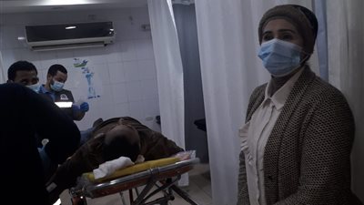رئيس مدينة سفاجا تطمئن على حالة مصابى حادث إنقلاب سيارة ميكروباص