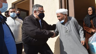 الأهالى يشكرون الرئيس عقب تسليمهم شقق ومنازل ببديل العشوائيات بالغردقة