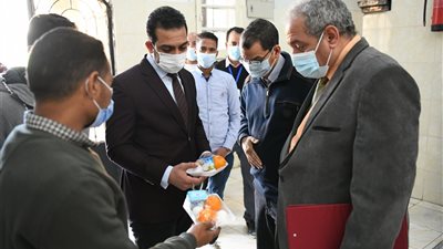 نائب محافظ قنا يتفقد مستشفي الحميات المخصصة لاستقبال وعزل المصابين بفيروس كورونا