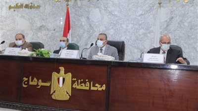 محافظ سوهاج يترأس اجتماعا لمناقشة مشروعات مياه الشرب والصرف الصحي