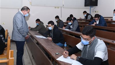 الجامعة الألكترونية والطب البشري بسوهاج يواصلان امتحانات نهاية الفصل الدراسي الأول