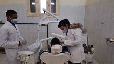الكشف على 223 مواطن بقرية الحمراوين ضمن القوافل الطبية المجانية