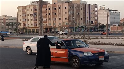 رمضان محبة .. القمص يؤانس اديب يوزع التمر والعصير على الصائمين بالغردقة