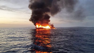 بالصور .. اشتعال النيران في يخت سياحى خاص بالغردقة