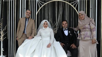 مدير التعليم الإعدادي بإدارة الساحل التعليمية يهنئ نجلته وزوجها بزفافهما السعيد 