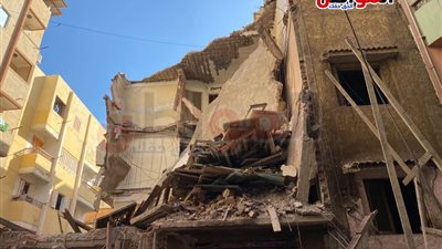 صور.. انهيار عقار بميدان سرور في محافظة دمياط ومصرع شخصان