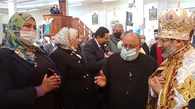 بالصور.. رئيس مدينة طهطا تهدى درع الوحدة المحلية لـمطرانا ابراشية سوهاج بطهطا