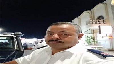 في خدمة الشعب.. أمين شرطة يعيد حقيبة بداخلها 42 ألف جنيه لمواطن في أسيوط
