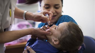 انطلاق حملة التطعيم ضد مرض شلل الاطفال بمحافظة قنا