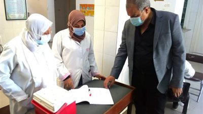 وكيل وزارة الصحة بالبحر الأحمر يتابع الحملة القومية للتطعيم ضد مرض شلل الأطفال بمكتب صحة الغردقة 