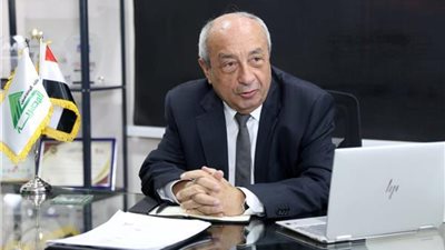 نقيب المهندسين يناقش مع التجاريين الرؤى المهنية في 