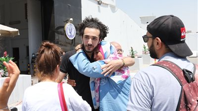 بالدموع والأحضان.. استقبال أهالي  المحبوسين احتياطيا المفرج عنهم  