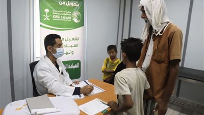مركز سلمان للإغاثة يقدم خدمات طبية في مخيم وعلان للنازحين باليمن