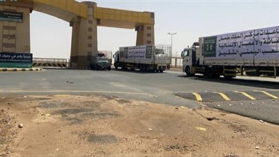 134 شاحنة إغاثية مقدمة من مركز الملك سلمان عبرت منفذ الوديعة إلى اليمن