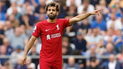 تعزية الملكة وصمت عربي.. مواقف أحرجت محمد صلاح مع الجمهور 