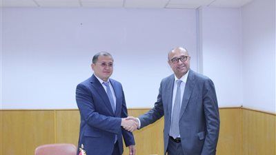 صور.. سفير أوزبكستان يشيد بالطفرة الصناعية على أرض بورسعيد
