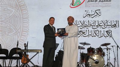 تكريم رئيس جمعية الصحفيين العمانية في احتفالية بالقاهرة 